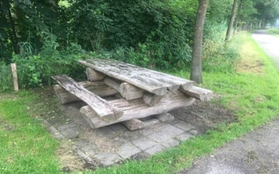 Picknickbank van gestapelde houten boomstammen